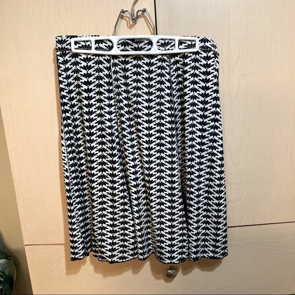 Max Studio skirt circle flare pattern black white small S office work